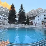 Therme 51° Physio & ホテル ロイカーバード